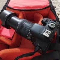 دوربین حرفه ای کنون دی ۸۰۰ با لنز ۱۸/۱۳۵