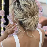 اجرا شنیون ، میکاپ ،کلیه خدمات عروس و زیبایی