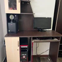 میز تحریر و کامپیوتر