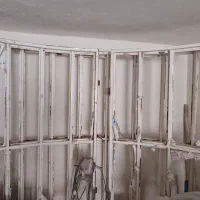 پنجره مایل به قوسی