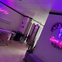 یک نفر ناخنکار