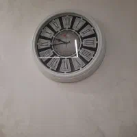 ساعت دیواری بسیار تمیز