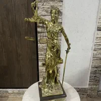 مجسمه برنجی بانوی عدالت