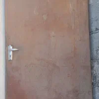 درب چوبی با قفل و دستگیره