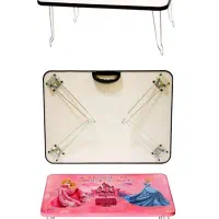 میز تحریر نشسته