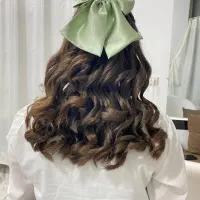 خدمات زیبایی(میکاپ وشنیون و..)