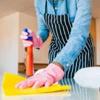 به یک خانم جهت نظافت منزل