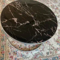 میز در حد نو و سالم هست