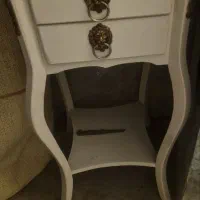 میزتلفن سفید.