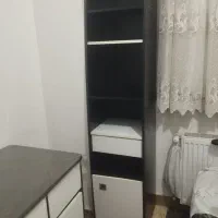 میز تحریر و کتابخانه