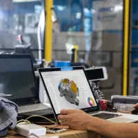 دانشجوی م هوافضا (طراحی و نرم‌افزارهای مهندسی)