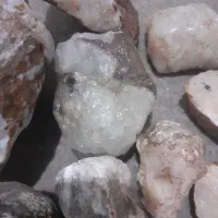 تعدادی سنگ کوارتز|جواهرات|قزوین, |دیوار