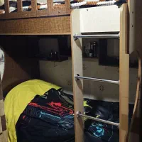 تخت دو طبقه جوان.