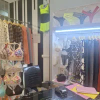 واگذاری مغازه لباس زیر زنانه با جنس|اجارهٔ مغازه و غرفه|شیراز, شهرک قمشه|دیوار