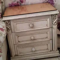 یک عدد کنسول بزرگ و دو تا پاتختی پتینه