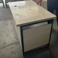 میز تحریر و کامپیوتر