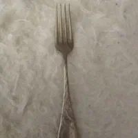 یک عدد چنگال نقره