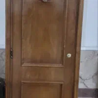 یک کمد چوبی لباس