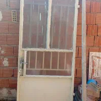 یک در آهنی بدون چارچوب