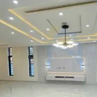 ساده و نیمه ماهر نقاشی ساختمان