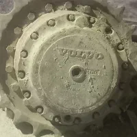 چرخ کامل ولوو دنده جلو خورد شده بقیش همش سالمه