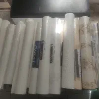 از رولی ۲۹۹ت کاغذ دیواری داریم رنگ‌اش روشن