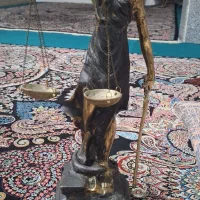 مجسمه عدالت تمام برنز ۵۰سانتیمتر به وزن ۷کیلو