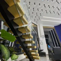 راه‌پله چوبی هندریل شیشه ای