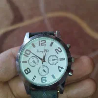 تعدادی زیادی ساعت مردانه وزنانه بفروش میرسد