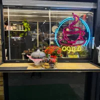 باریستا در کافه بیرون برTAKE AWAY