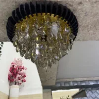 ۲ عدد لوستر  سقفی و ۱ عدد لوستر راه پله