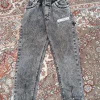 تعدادی شلوار لی و کت و شلوار لی