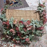 سبد حصیری با تزئین گل مصنوعی