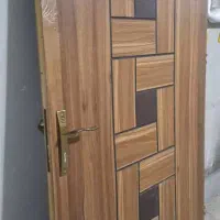 در ورودی خانه آپارتمانی