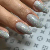 کاشت ناخن فقط۲۰۰با سابقه ۳سال کاری