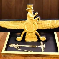 تندیس فروهر نماد نیک‌بختی و هویت ملی