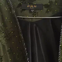 کاملا سالم|لباس|رباط‌کریم, مسکن مهر آبشناسان|دیوار