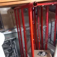 تعدادی قفسه فلزی با پایه و لچکی و پیشخوان