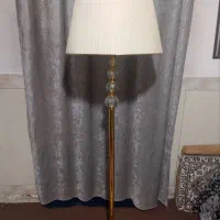 آباژور ایستاده