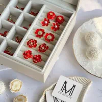 فروشنده خانم در مغازه بدلیجات