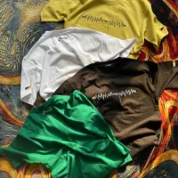 فروشنده پوشاک در پیاده راه مطهری