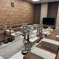کارگر ساده سالن کار یا آشپز برای کافه