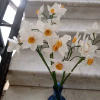 گل‌های مصنوعی . جنس فوم یا بلندر  قابل شستشو .