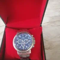 یک عدد ساعت همراه با جعبه و بالشتک