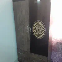 کمد لباسی و میز و اینه