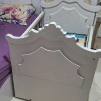 تخت کنار مادر