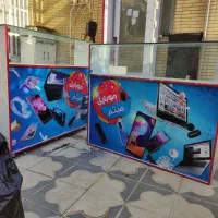 دو عدد میز پیشخوان و یک ویترین