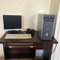 کامپیوتر به همراه میز و صندلی