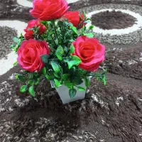 گل مصنوعی صورتی به همراه گلدان کوچک