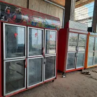 تعدادی یخچال فریزر ایستاده مغازه